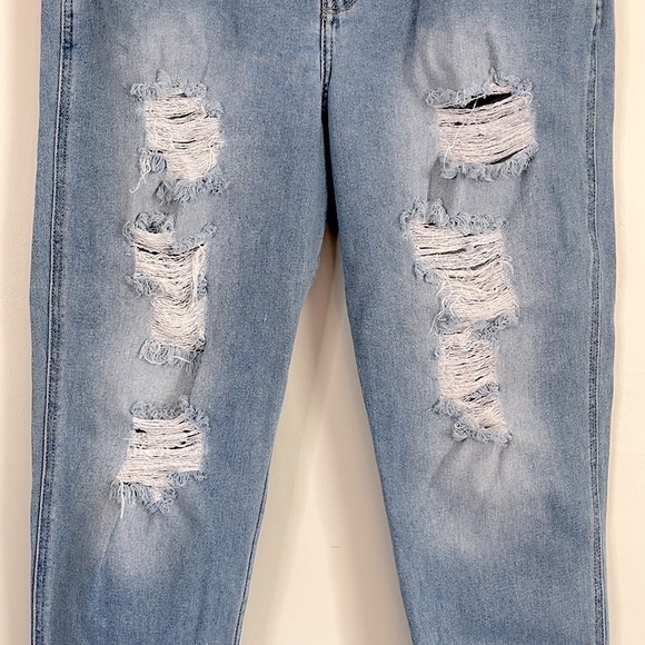 Hollister Ultra High-Rise Distressed Mom Jean - Picture 3 of 6